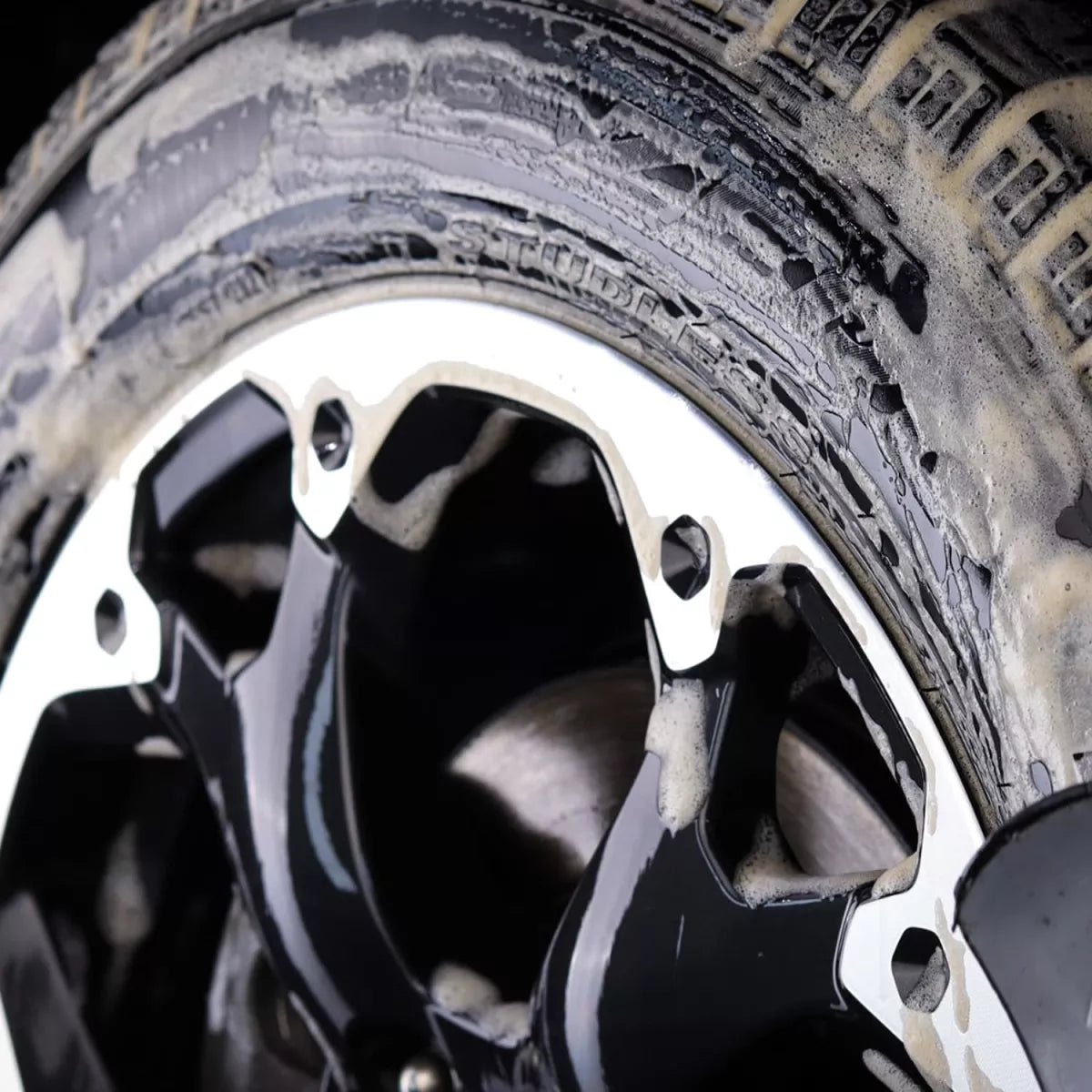 CarPro ReTyre – starker Reifenreiniger mit Schaumbildung zur Tiefenreinigung