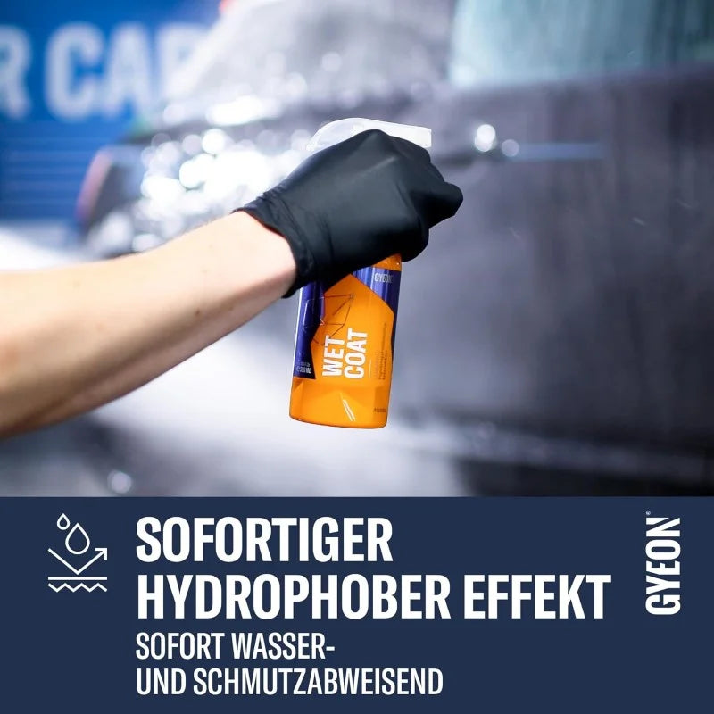 Aufsprühen von Gyeon Q²M WetCoat auf nassen Autolack